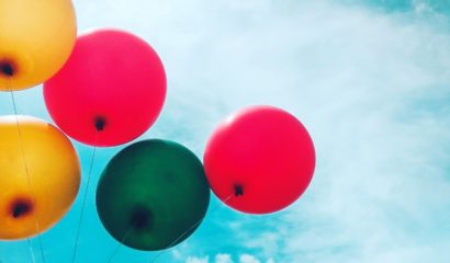 photos de ballons colorés dans le ciel